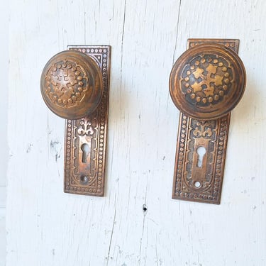 Century Pattern Door Hardware, Eastlake Backplate and Doorknobs, Back Plates and Door Knob Antique Hardware, Stamped Brass Antique 110102 
