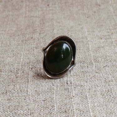 R025 1970's silver ring with oval jade stone size 8.5