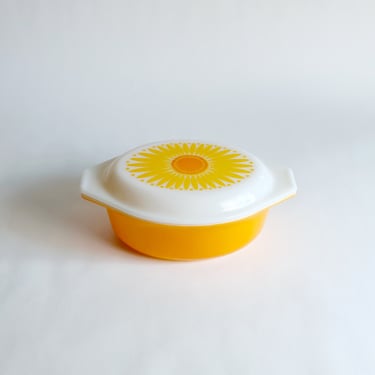 MCM Pyrex Casserole Dish, #043 1.5 Qt, Oval Orange Casserole with Daisy/Sunflower Lid, Vintage 1970's 