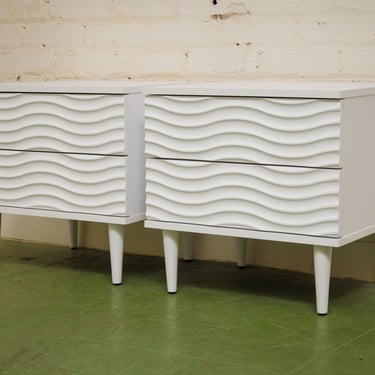 Wavy pair of Nightstands in white