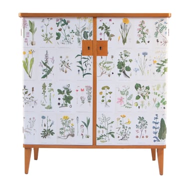 #1579 Cabinet in Flora