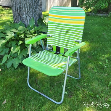 Vintage Green and White Plastic Straw Folding Garden/Lawn Lounge Chair 