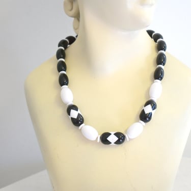 1960s Black and White Bead Necklace 