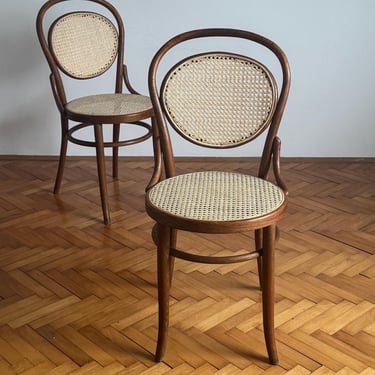 1 of 2 Brown vintage Thonet style dining chair / mid-century bentwood chair / wooden bistro chair / rattan chair / made in Yugoslavia 1970s 