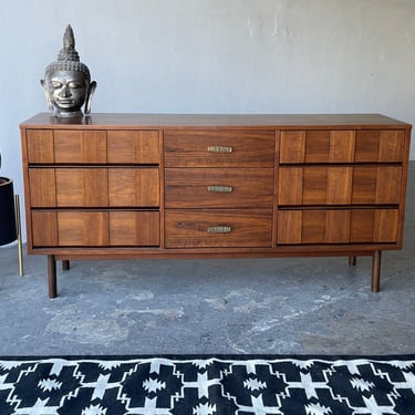 Beautiful Mid Century Modern Bassett Low-Boy Dresser 
