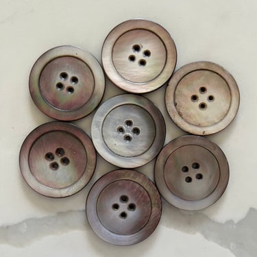 Buttons pearl 1 1/2” L7 