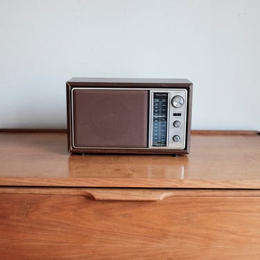 Vintage Realistic Radio 
