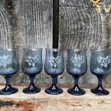 Blue Goblets -- Vintage Blue Goblets -- Small Blue Goblets -- Floral Goblets -- Vintage Barware -- Blue Glassware -- Blue Small Goblets 