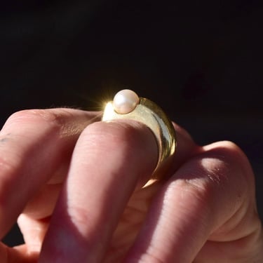 Vintage Modernist 14K Yellow Gold Pearl Statement Ring, Offset Pearl Setting, Abstract Asymmetric Polished Gold Band, Size 7 1/2 US 