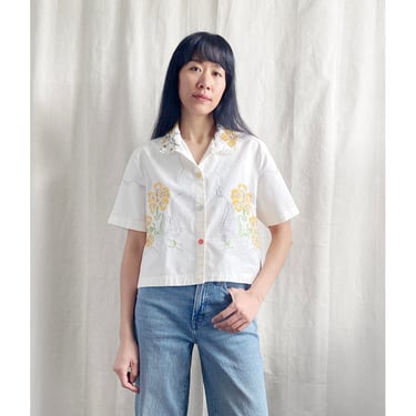 Tablecloth Boxy Shirt - vintage 60s Floral hibiscus hand cross stitch white yellow green women's cropped top short sleeved blouse sz M 