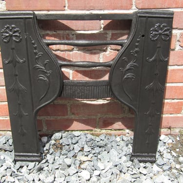 Reclaimed English Antique Georgian Hob Grate Fireplace, Cast Iron 1790s 