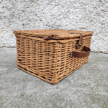 Vintage Rattan Picnic Box / Retro Wicker Picnic Box /Modern Box / Post Modern Rattan Box / Home Decor/Old Wicker Storage/ Retro Camping Box 