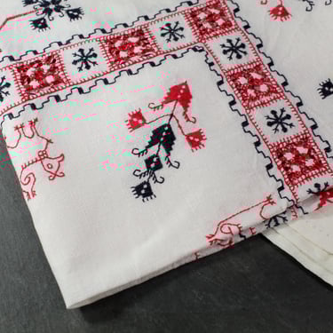 Vintage Linen Tablecloth 40