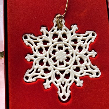 VINTAGE: 2002 - Lenox Annual Snow Fantasy Ivory Snowflake Ornament with Red Box - Lenox China 