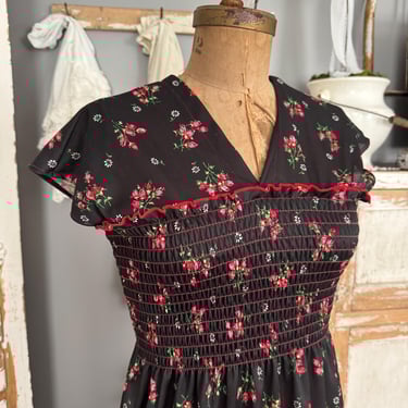 Vintage 70s Bohemian Rouched Dress with Ditsy Roses and Daisy Floral; 70s Summer Black Floral Gunne Sax Maxi Dress Ruffled Collar M 