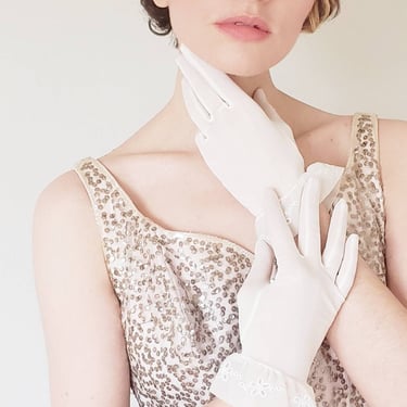 1950s White Nylon Cuffed Gloves / 50s Cocktail Gloves Eyelet Lace Ruffle Wedding Bridal / Feminine Frilly / Norma 