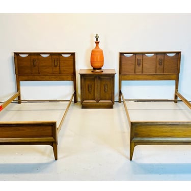 Mid Century Walnut Basset Mayan Set of Two Twin Beds and Nightstand, MCM Pair of Twin Headboards and Footboards with Side Table 
