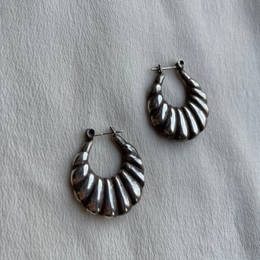 90s scallop hoop earrings E356