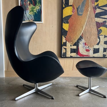 Arne Jacobsen Egg chair and ottoman