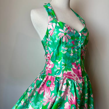 Beautiful 1980’s fit & flare Halter dress/ floral sun dress~ strappy bold flower print green pink polished cotton with pockets~ size S/M 