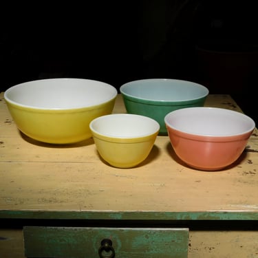 Vintage 1950&#x27;s Mixing Bowls (set of 4)