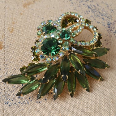 vintage 1950s Juliana green rhinestone brooch • emerald and dark peridot green looped fan shape pin • D&E DeLizza and Elster 