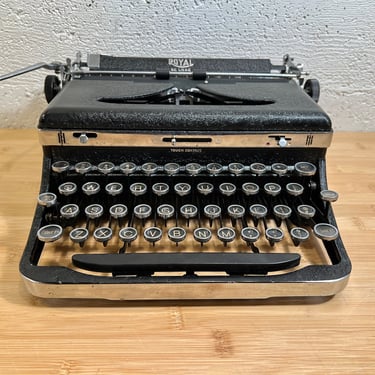 1937 Royal DeLuxe Portable Typewriter w Case, New Ribbon, Owner's Manual 