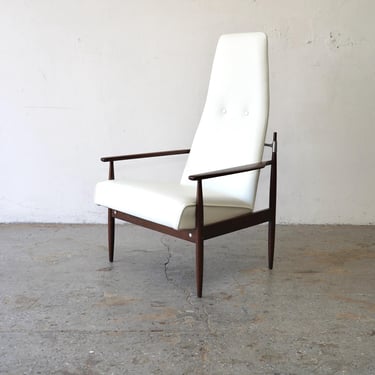 Danish Modern Leather Lounge Chair By Selrite in Style of Peter Hvidt 