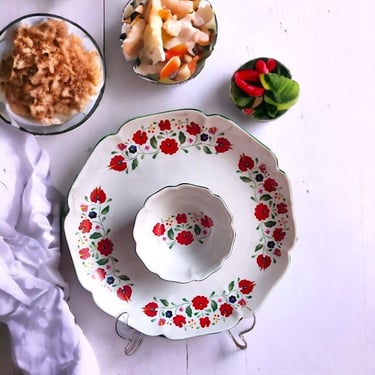 RETRO vegetable platter featuring vibrant hand-painted red flowers Fruit bowl featuring a beautiful vintage-inspired red floral design 