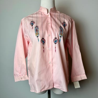 1950’s Vintage pink Asian inspired print blouse~ Light pink with Lanterns buttons front neruh collar~ deadstock/ size Med ~VTG 38 