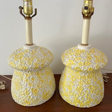 Mid Century Floral Lamps. Yellow and White Daisy Porcelain Lamps. Pair of Vintage Table Lamps. 
