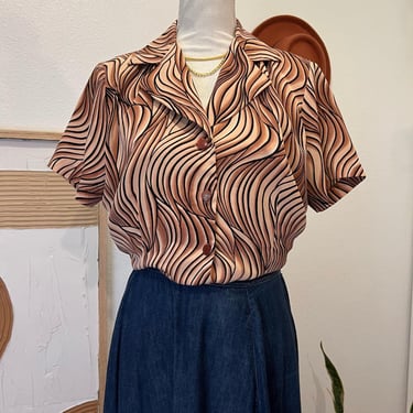 Vintage Mod Wavy Abstract Brown Short Sleeve Button Front Blouse 