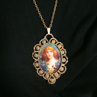 Lovely Vintage 70s Lady Cameo Gold Frame Pendant Necklace 