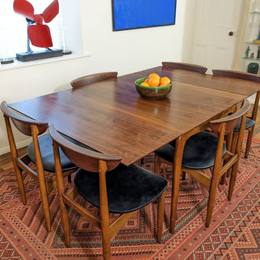Mid Century Modern Dining Table and Chairs. 