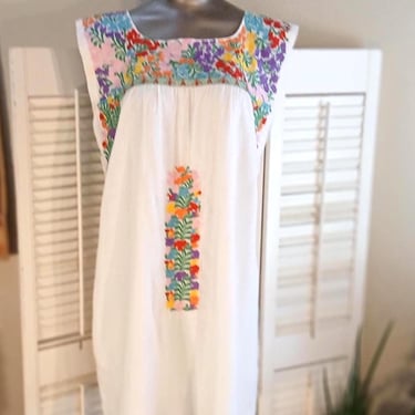 White Embroidered Mexican Summer Dress / Pockets! / M/L 