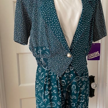 Vintage 80s Back to School Geometric Novelty Matching Set with Cropped Blouse & Mom Shorts; 80s Bold Abstract Novelty Short Set 