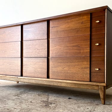 Vintage 1960s Mid Century Modern 9 Drawer Dresser 