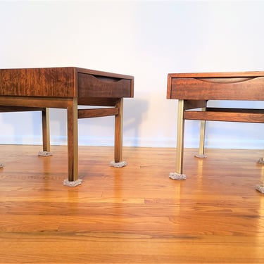 Mid Century American of Martinsville Pair of Mahogany Side Tables / Nightstands 