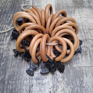 28 x Wood Curtain Rings with metal Clips, Vintage Curtain Holders, Rustic Caffe Blonde 