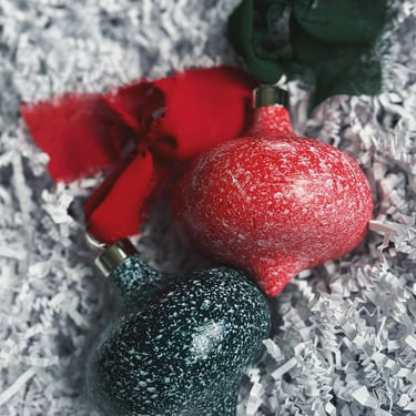 Red & White Speckled Retro Ceramic Ornament