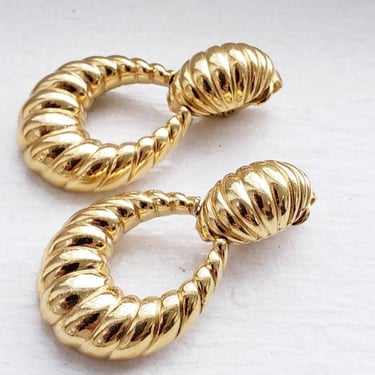 1990s Trifari Gold Dangle Earring Clips / 90s Costume Jewelry Gold Ribbed Dangly Hoops Drop Clip Ons / Alita 