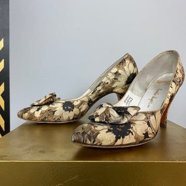 1950s silk heel, vintage 50 shoes, beige floral, mrs maisel style, size 7 8, caprini, bow shoes, pointed toe, fabric pumps, ungar, designer 