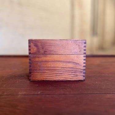 Vintage Oak Finger Jointed Recipe Box w/Recipes 