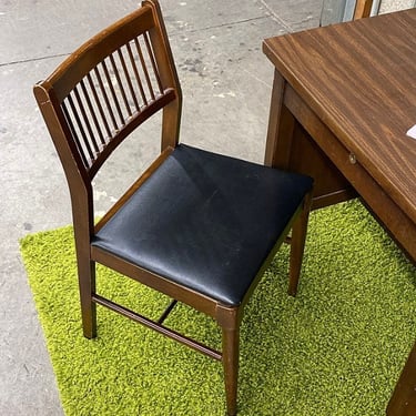LOCAL PICKUP ONLY ———— Vintage Desk Chair 