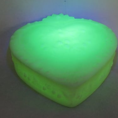 Fenton Vaseline Custard Glow Uranium Glass Heart Shape Box 3802B