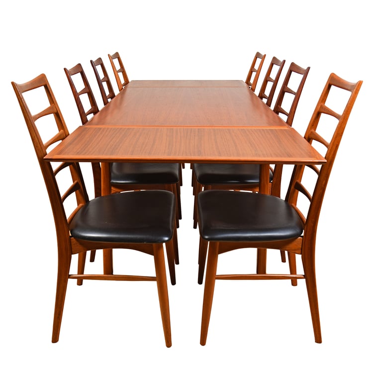 Danish Modern Teak Expanding Dining Table with a Smooth Beveled Edge