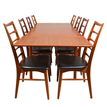 Danish Modern Teak Expanding Dining Table with a Smooth Beveled Edge