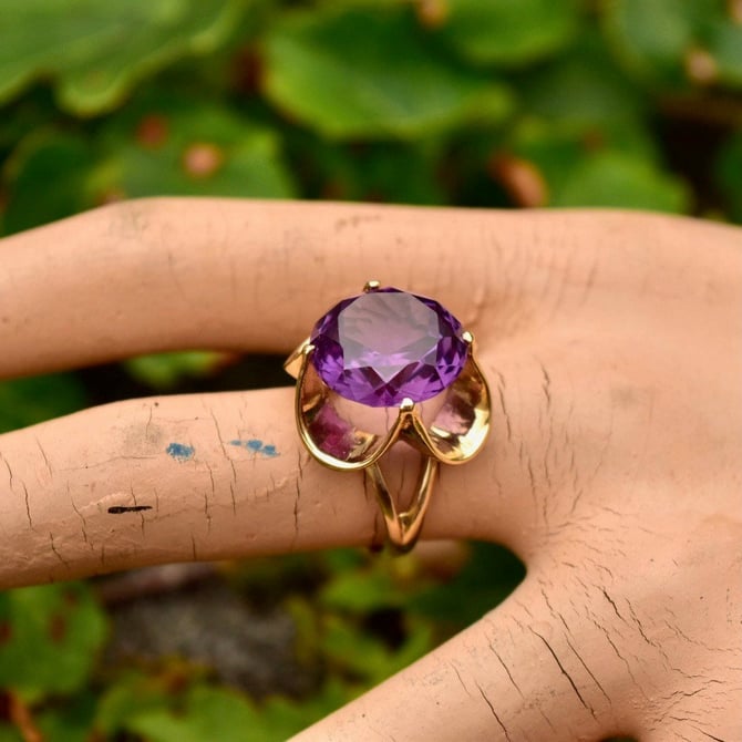 Vintage 14K Gold Alexandrite Cocktail Ring, Faceted Round Color-Changing Gemstone, Scalloped Floral Prong Setting, Size 7 US 