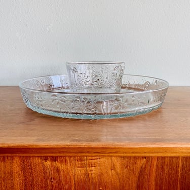 Vintage glass chip and dip set in the style of Iittala's Flora by Oiva Toikka / bowl and serving platter 