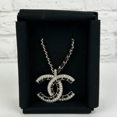 CHANEL CC PEARL CRYSTAL & LAMBSKIN NECKLACE